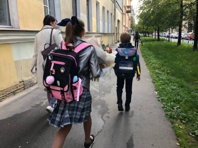 Охранника школы на Большевиков подозревают в домогательствах к школьнице