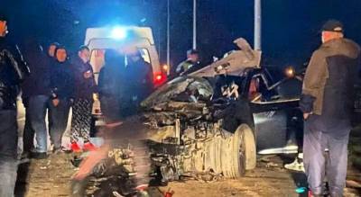 В Чувашии водитель Toyota без прав влетел в столб и чудом выжил