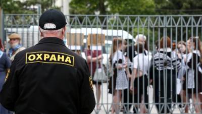 В Петербурге за домогательства к девятикласснице задержали охранника школы