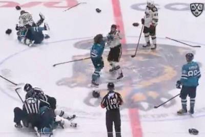 Хоккейный матч между Сочи и Авангардом начался с массовой драки на льду
