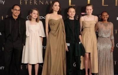 Анджелина Джоли с детьми произвела фурор на красной дорожке (ФОТО)