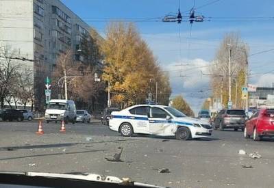 На пересечении проспектов Тюленева и Созидателей столкнулись машина ДПС и ВАЗ