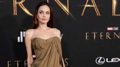 Болезненная худоба и острые плечи: Джоли пришла на премьеру «Вечных» с пятью детьми
