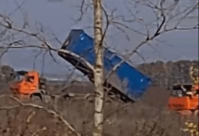 Рязанец снял на видео выгрузку московского мусора в Захарово