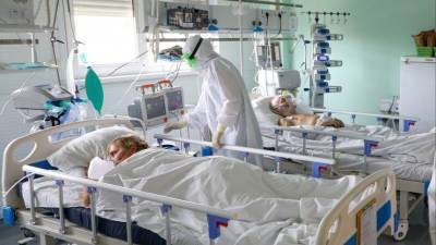 Вирусологи назвали сроки спада заболеваемости COVID-19 в России