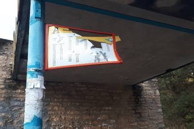 «Уродам не нужно, чтобы было хорошо»: вандалы сломали расписание на остановке в Пскове
