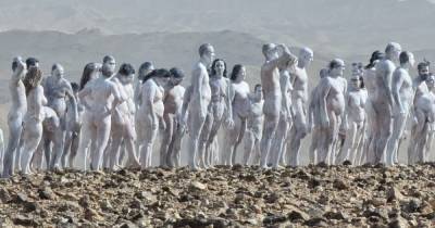 200 моделей позировали голыми в защиту Мертвого моря (фото)