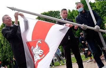 Мартиньш Стакис - На аукцион выставлен бело-красно-белый флаг, который на ЧМ по хоккею вывесил мэр Риги - charter97.org - Белоруссия - Рига