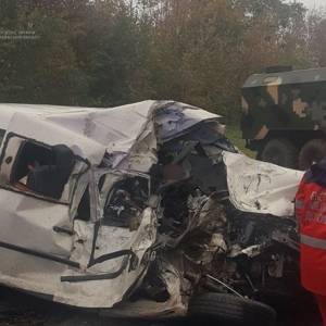 Во Львовской области столкнулись грузовик и микроавтобус: есть погибшие. Фото