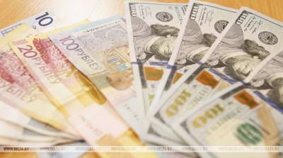 Доллар и российский рубль на торгах 19 октября подешевели, евро подорожал