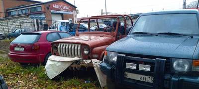 ЕДДС Петрозаводска просит горожан убрать машины, припаркованные над аварийным участком теплотрассы
