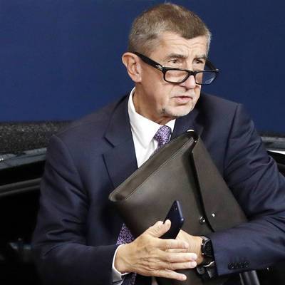 Премьер-министр Чехии призвал главу администрации президента уйти в отставку