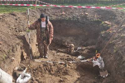 Из захоронения в Белевском районе поисковики извлекли останки 100 человек