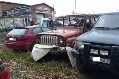 В Петрозаводске срочно ищут владельцев авто, мешающих коммунальщикам произвести ремонт