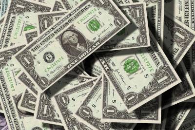 Официальный курс доллара опустился ниже 71 рубля впервые за год
