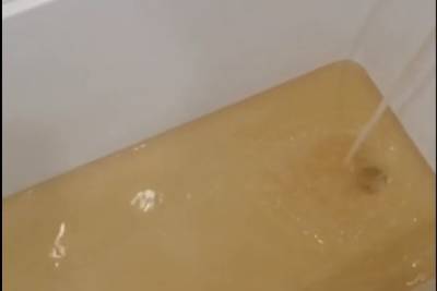 «Страшно мыть детей»: грязная вода идет из кранов псковичей