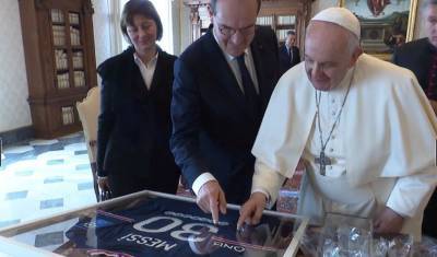 Папа Римский получил в подарок футболку Месси