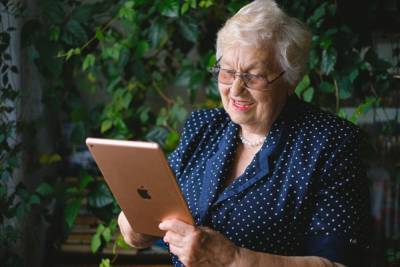 Российским пенсионерам хотят бесплатно выдать планшеты для доступа в интернет