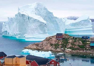 Жителей гренландской деревни эвакуировали из-за приплывшего айсберга