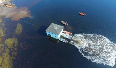 Реновация по-канадски: супруги сплавили дом с одного берега залива на другой (ВИДЕО)