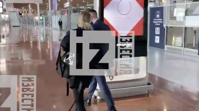 Собчак сняли на видео в парижском аэропорту
