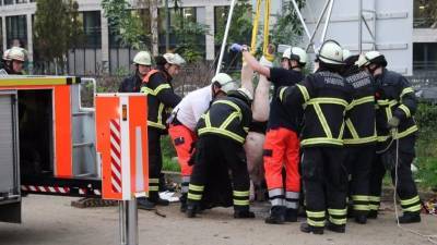 Мужчина застрял вверх ногами в канализации, пытаясь достать ключ - germania.one - Германия - Гамбург