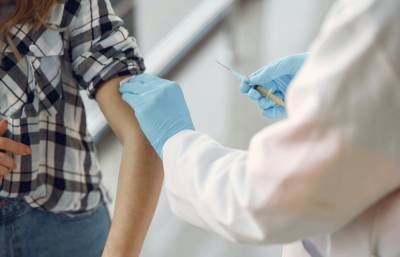 В Кремле оценили идею массовых выплат за вакцинацию от коронавируса