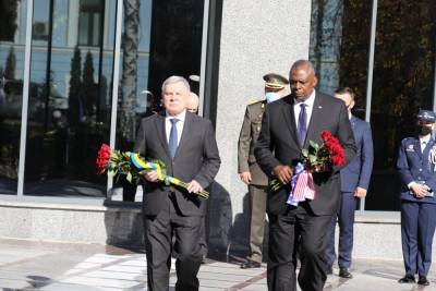 Министр обороны США посетил Зал памяти и почтил погибших украинских воинов