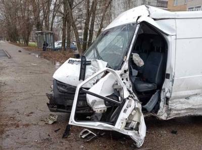 В Сыктывкаре 68-летний водитель "семерки" въехал в фургон Ford