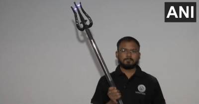 Электрошокер-тризубец, щит и палка с шипами: в Индии показали новое оружие для военных (фото)