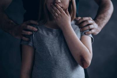 В Ривненской области отчим-педофил изнасиловал 13-летнюю падчерицу