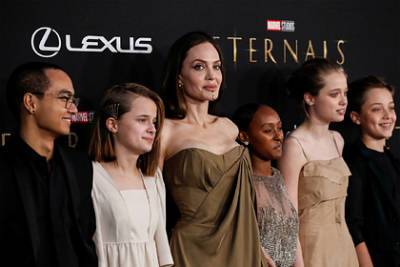 Дочь Анджелины Джоли появилась на ковровой дорожке в старом платье матери
