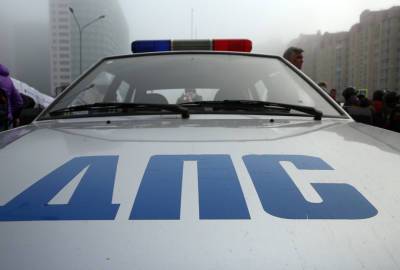 На юго-западе Петербурга автомобиль такси загнал каршеринг на тротуар