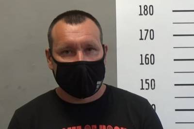 В Екатеринбурге на 5,5 лет посадили мужчину, который разбил прохожему голову трубой