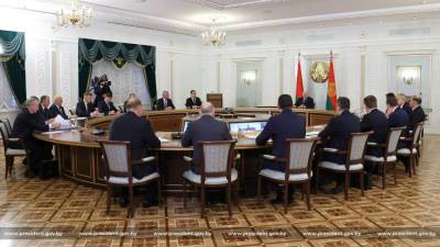 Лукашенко поручил отменить приостановку планового оказания медпомощи населению в поликлиниках