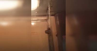В поезде "Укрзализныци" с потолка на людей лилась вода (видео)