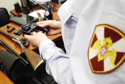 Петербуржцам напомнили об ответственности за ношение оружия с просроченной лицензией