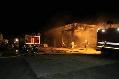8 машин и 23 человека тушили крупный пожар в Астраханской области
