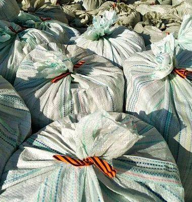 В Горно-Алтайске мешки с мусором перевязали георгиевской лентой. СКР начал проверку.