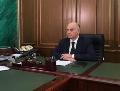 Президент Абхазии обсудил в Москве зарплаты, парк для майнеров и газификацию