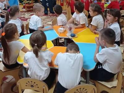 В Екатеринбурге из-за невнимания воспитательницы один ребенок чуть не задушил другого