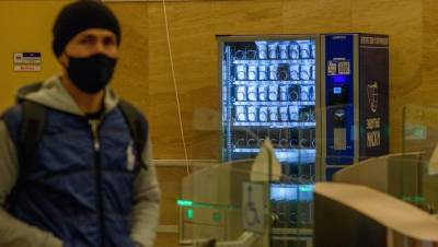 Петербуржцев начнут штрафовать за спущенные на подбородок маски