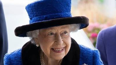 Елизавета II - Элтон Джон - Леди Гага - Ника Минаж - Играла в покер: королева Елизавета II снялась в клипе с Леди Гагой - 5-tv.ru - Англия