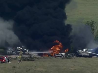 В Техасе упал и загорелся самолет. На его борту находились более 20 пассажиров. Видео