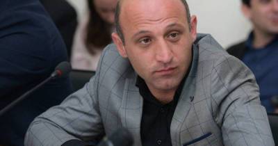 Разъяренный абхазский депутат устроил пальбу из автомата у здания МВД