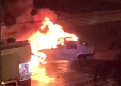Автомобиль наехал на препятствие и загорелся на северо-западе Москвы