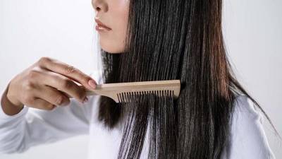 Трихологи назвали три витамина, помогающих при выпадении волос