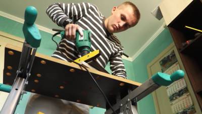Алексей Жидких - Челябинский школьник научился собирать мебель и решил конкурировать с крупными фабриками - mir24.tv
