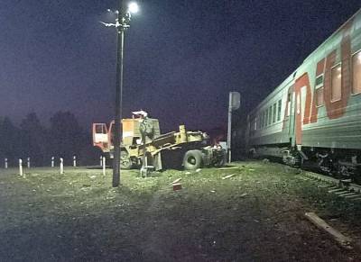 Поезд Адлер — Томск врезался в «КамАЗ»: вагоны сошли с рельсов