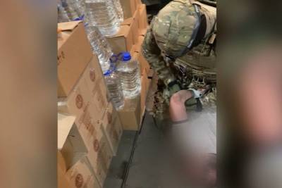 Более 4 тыс. литров нелегального алкоголя нашли красноярские полицейские на арендованном складе